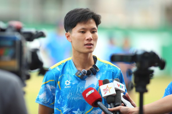 Nguyễn Thái Quốc Cường tự tin thoát bóng người anh họ Công Phượng