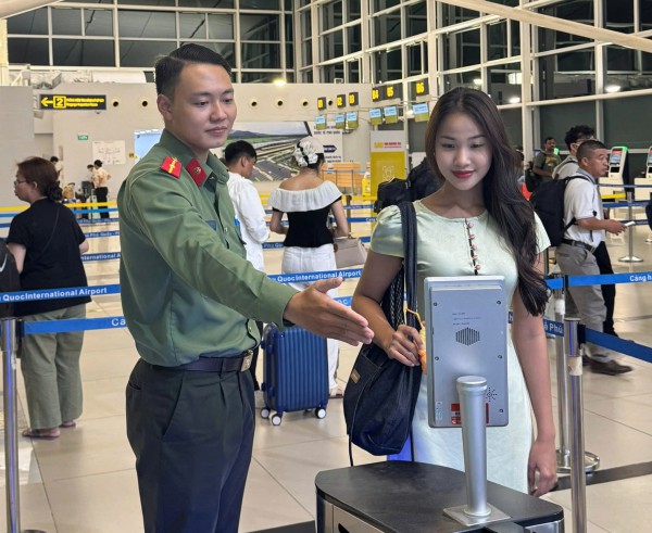 Công an cửa khẩu Phú Quốc thí điểm hệ thống khai báo trước nhập cảnh cho khách quốc tế