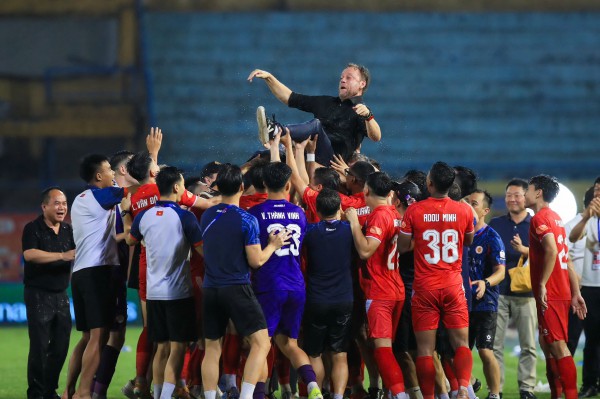 CLB CAHN lên ngôi thuyết phục: Sự định hình mới của bản đồ V-League