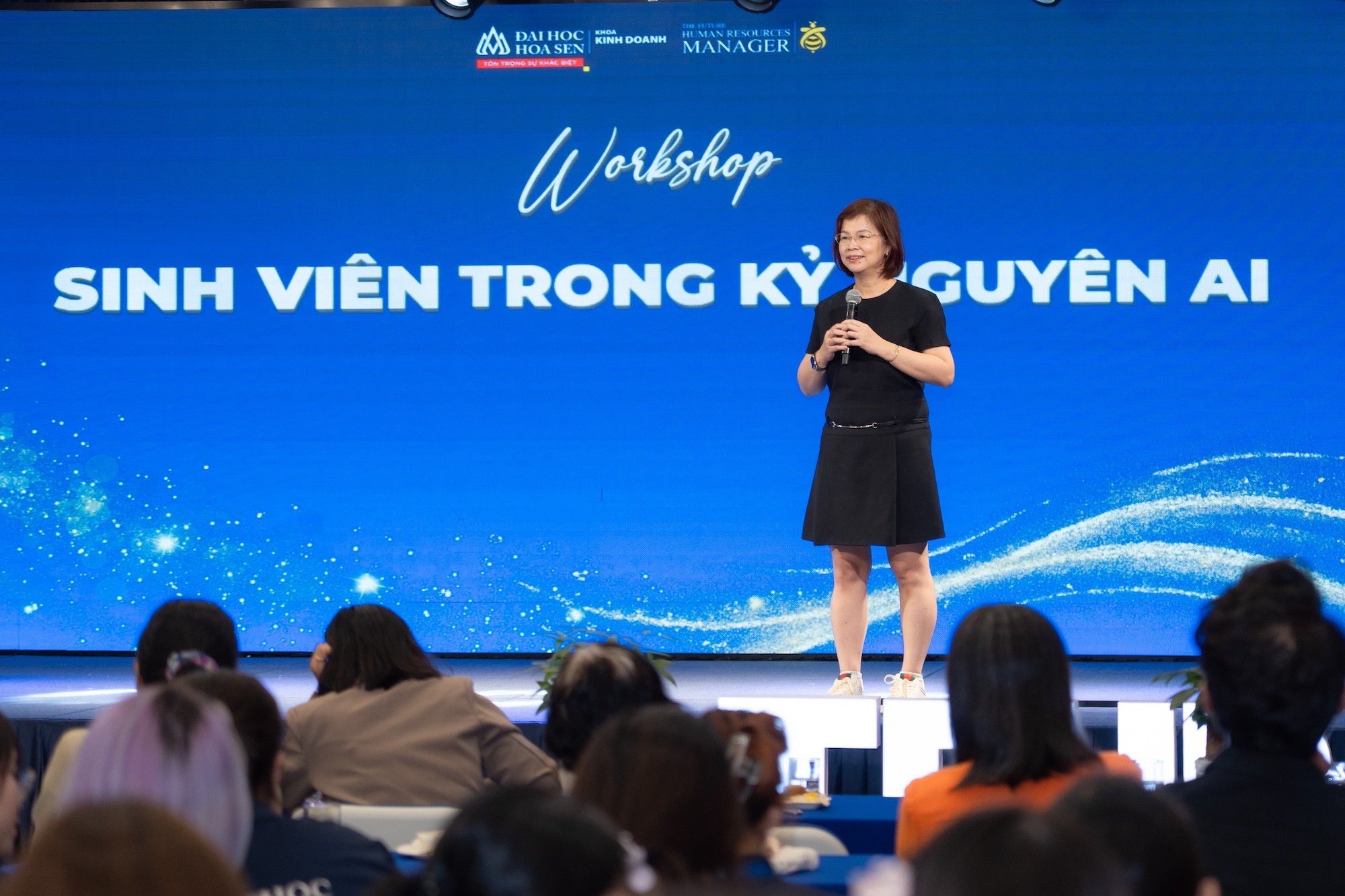 workshop-ve-ai-trong-nganh-nhan-su-voi-su-chia-se-cua-ba-tran-thu-hang-nguyen-pho-tong-giam-doc-phu-trach-nhan-su-prudential-viet-nam-giup-sinh-vien-cap-nhat-xu-huong-nghe-nghiep-trong-th-1779333088.jpg