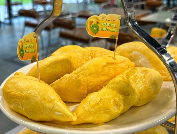 Ùn ùn khách kéo đến buffet sầu riêng ở TP.HCM ngày đầu: Cửa hàng tăng thêm 2 tấn