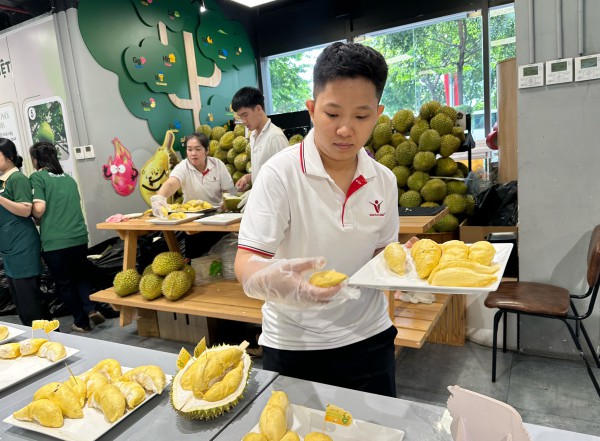 Ùn ùn khách kéo đến buffet sầu riêng ở TP.HCM ngày đầu: Cửa hàng tăng thêm 2 tấn