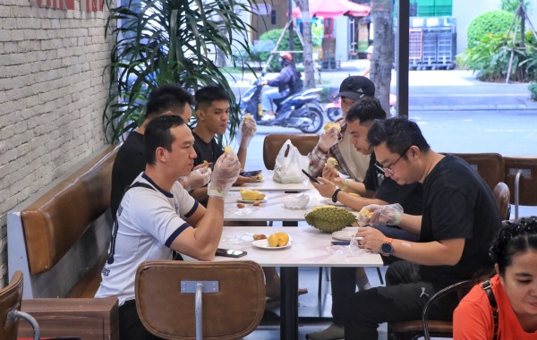 Ùn ùn khách kéo đến buffet sầu riêng ở TP.HCM ngày đầu: Cửa hàng tăng thêm 2 tấn