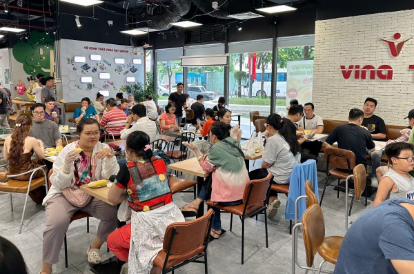 Ùn ùn khách kéo đến buffet sầu riêng ở TP.HCM ngày đầu: Cửa hàng tăng thêm 2 tấn