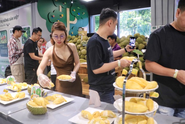 Ùn ùn khách kéo đến buffet sầu riêng ở TP.HCM ngày đầu: Cửa hàng tăng thêm 2 tấn