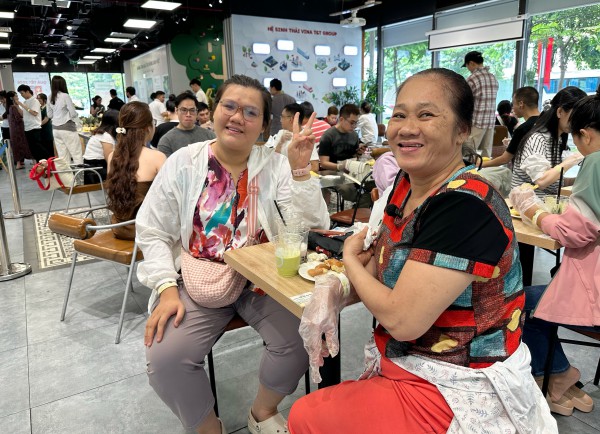 Ùn ùn khách kéo đến buffet sầu riêng ở TP.HCM ngày đầu: Cửa hàng tăng thêm 2 tấn