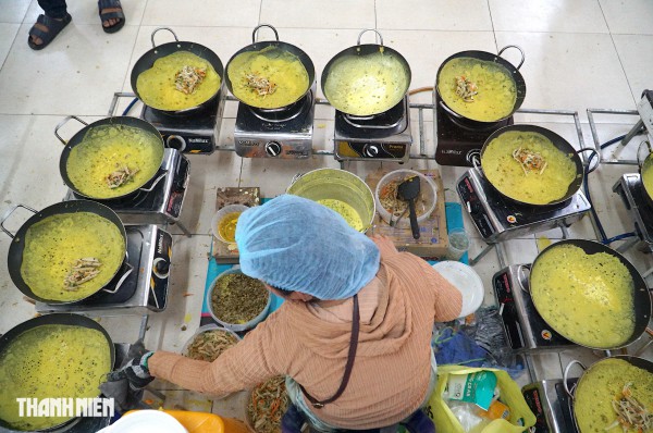 20.000 chiếc bánh xèo chay miễn phí 'ra lò' mỗi ngày tại chùa Hoằng Pháp
