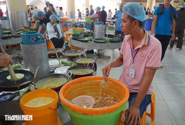 20.000 chiếc bánh xèo chay miễn phí 'ra lò' mỗi ngày tại chùa Hoằng Pháp