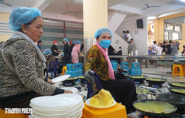 20.000 chiếc bánh xèo chay miễn phí 'ra lò' mỗi ngày tại chùa Hoằng Pháp