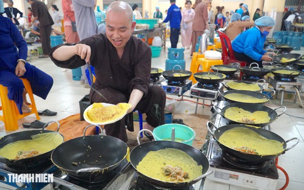 20.000 chiếc bánh xèo chay miễn phí 'ra lò' mỗi ngày tại chùa Hoằng Pháp