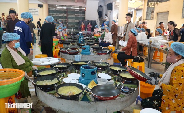 20.000 chiếc bánh xèo chay miễn phí 'ra lò' mỗi ngày tại chùa Hoằng Pháp