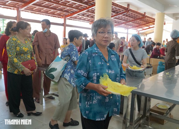 20.000 chiếc bánh xèo chay miễn phí 'ra lò' mỗi ngày tại chùa Hoằng Pháp