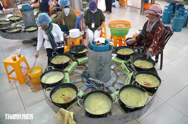 20.000 chiếc bánh xèo chay miễn phí 'ra lò' mỗi ngày tại chùa Hoằng Pháp