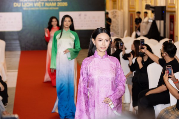 Áo dài phom rộng thành điểm nhấn trên sân khấu nhan sắc   