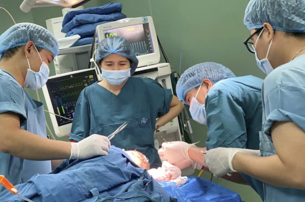 Bé trai 5 tuổi bị chó cắn rách vùng đầu dài 25 cm, lộ xương sọ Bé trai 5 tuổi bị chó cắn rách vùng đầu dài 25 cm, lộ xương sọ
