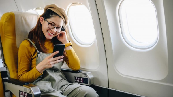 Cảnh báo thói quen tự nhặt điện thoại khi làm rơi trên máy bay