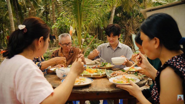 Chàng trai khiến nhiều người 'bụng réo' lúc nửa đêm  với các clip món ngon miền Tây