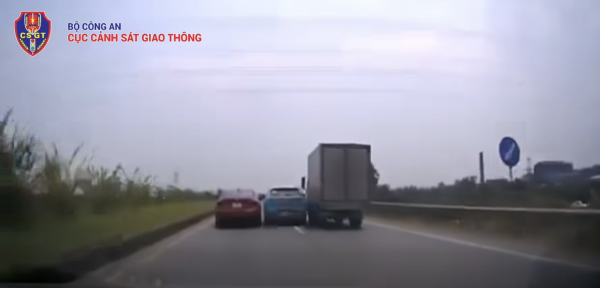 Chen giữa hai ô tô để vượt xe có thể bị phạt 22 triệu đồng