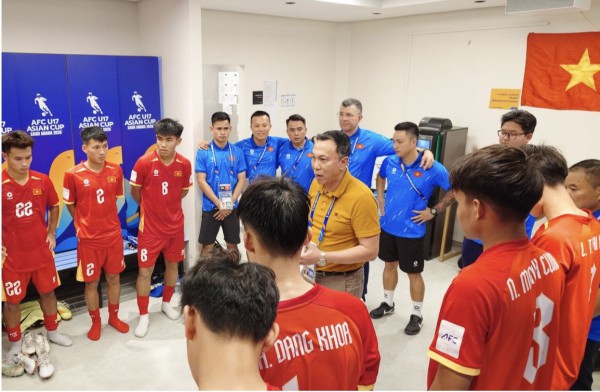 Chủ tịch VFF và HLV Roland nói cực thấm sau trận thua Hàn: ‘Không việc gì phải khóc, U.17 Việt Nam sẽ…’ Chủ tịch VFF và HLV Roland nói cực thấm sau trận thua Hàn: ‘Không việc gì phải khóc, U.17 Việt Nam sẽ…’
