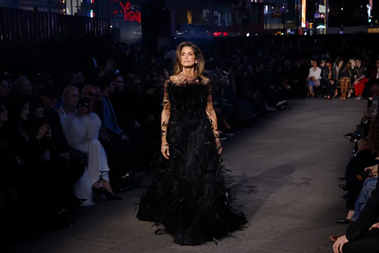Cindy Crawford tái xuất sàn catwalk ở tuổi 60, thần thái bùng nổ