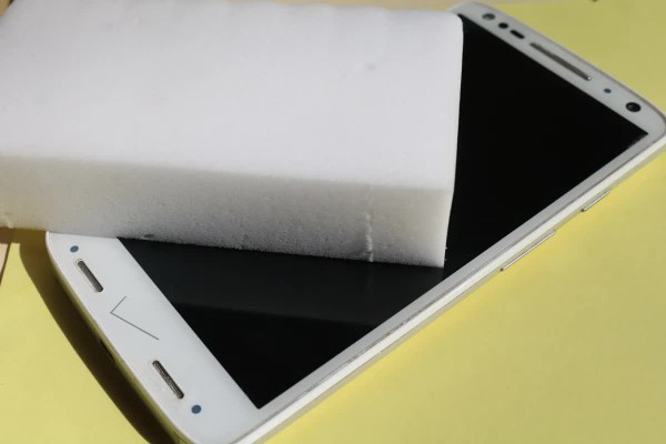 Có nên dùng Magic Eraser để xóa vết xước trên màn hình điện thoại?