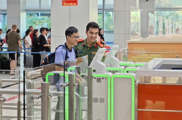 Công an cửa khẩu Phú Quốc thí điểm hệ thống khai báo trước nhập cảnh cho khách quốc tế