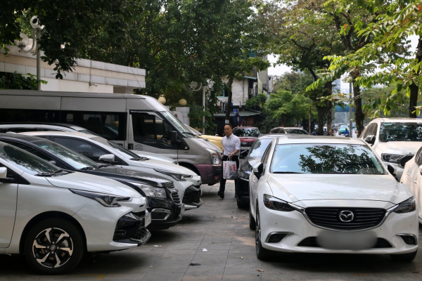 Hà Nội dự kiến tăng phí dùng vỉa hè để trông xe lên tối đa 400.000 đồng/m2/tháng