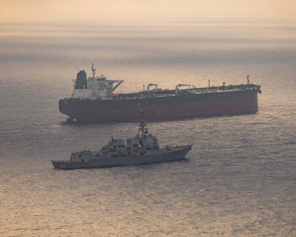 Iran nói đã ngăn tàu chiến Mỹ tiến vào eo biển Hormuz, Mỹ lên tiếng