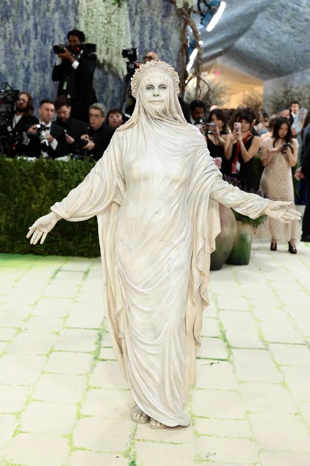 Katy Perry hóa phi hành gia, Heidi Klum biến thành tượng điêu khắc tại Met Gala 2026 