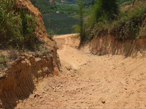 Khai thác đất trái phép gây nguy cơ sạt lở