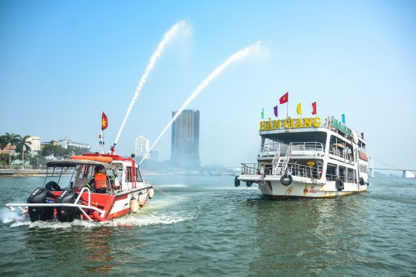 Lập 'lá chắn' an ninh trên sông Hàn, sẵn sàng cho lễ hội pháo hoa quốc tế