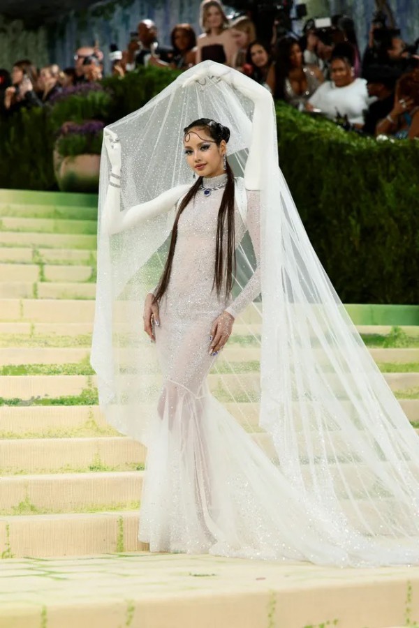 Lisa gây choáng với đầm 3D độc lạ, Jisoo hóa công chúa tại Met Gala 2026 