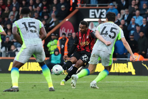 Man City tự ‘bắn vào chân’, Arsenal được dâng sớm chức vô địch Ngoại hạng Anh