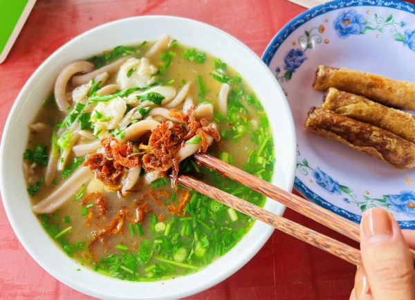 Món cháo... lạ, chỉ bán vài giờ mỗi sáng: Khách đến trễ hết phần