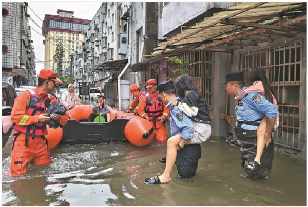 Mưa lớn gây ra lũ lụt trên diện rộng ở Trung Quốc, 10 người chết Mưa lớn gây ra lũ lụt trên diện rộng ở Trung Quốc, 10 người chết