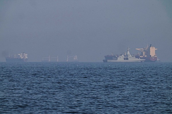 Mỹ bắt đầu giải tỏa tàu thuyền khỏi eo biển Hormuz