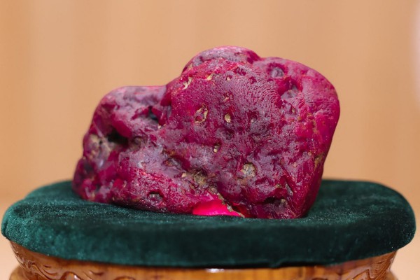 Myanmar đào được viên hồng ngọc nặng 2,2 kg