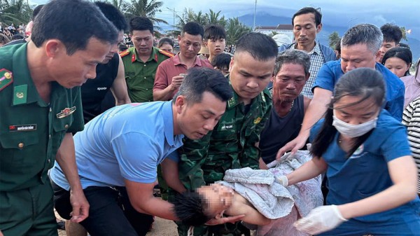 Người đàn ông lao ra biển cứu thành công cháu bé bị đuối nước
