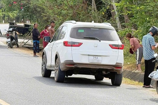 Người đàn ông tử vong bất thường trong ô tô đỗ sát lề quốc lộ 27C