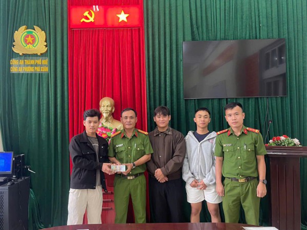 Nhóm sinh viên đi làm thêm nhặt được 30 triệu đồng, giao công an tìm người trả lại