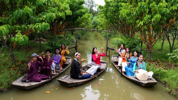 Nông dân làm du lịch từ vườn cây ăn trái, mỗi ngày đón hàng trăm khách