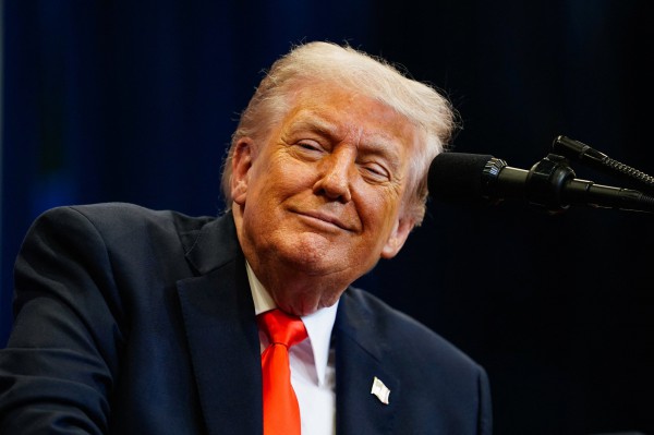 Ông Trump tuyên bố mở chiến dịch hỗ trợ tàu mắc kẹt rời eo biển Hormuz