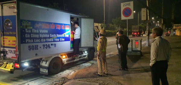 Phát hiện xe tải chở hơn 1,5 tấn gà 'bẩn' vào TP.HCM tiêu thụ