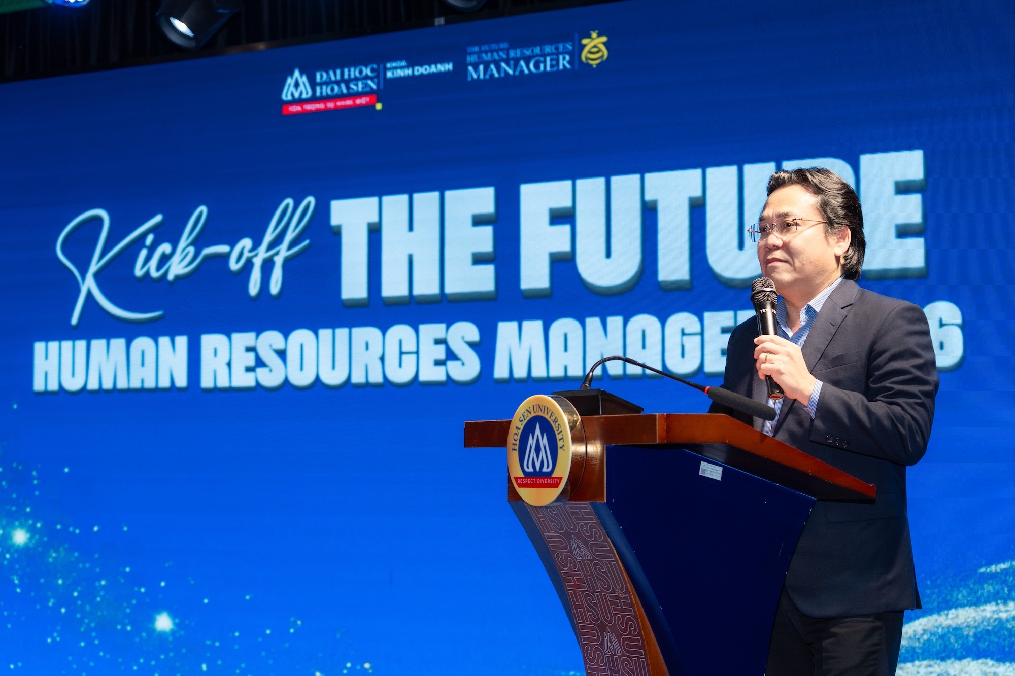 pgsts-nguyen-huu-huy-nhut-hieu-truong-dai-hoc-hoa-sen-nhan-nhu-voi-cac-thi-sinh-cua-cuoc-thi-1779333087.jpg