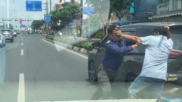 TP.HCM: Hai tài xế đánh nhau trong làn ô tô đường Phạm Văn Đồng TP.HCM: Hai tài xế đánh nhau trong làn ô tô đường Phạm Văn Đồng