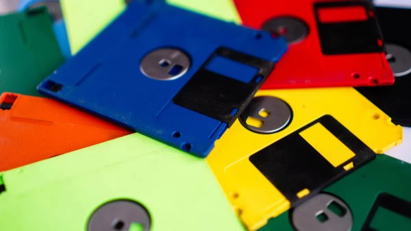 Tại sao Floppy Disk được gọi là 'đĩa mềm' dù cứng cáp và bền bỉ?
