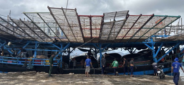 Tàu cá Quảng Ngãi hỏng máy giữa biển, 14 ngư dân mong được cứu hộ khẩn cấp Tàu cá Quảng Ngãi hỏng máy giữa biển, 14 ngư dân mong được cứu hộ khẩn cấp
