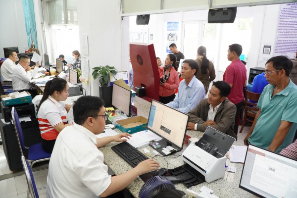 Thủ tục gọn, dân lợi: Làm cả thứ bảy, đến tận nhà hỗ trợ