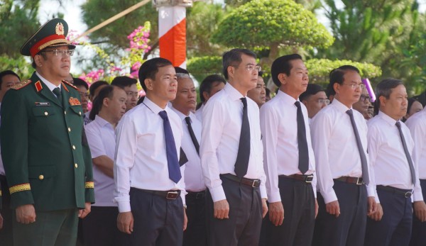 Thủ tướng Lê Minh Hưng dự lễ truy điệu, an táng 28 hài cốt liệt sĩ Thủ tướng Lê Minh Hưng dự lễ truy điệu, an táng 28 hài cốt liệt sĩ