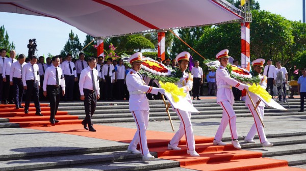 Thủ tướng Lê Minh Hưng dự lễ truy điệu, an táng 28 hài cốt liệt sĩ Thủ tướng Lê Minh Hưng dự lễ truy điệu, an táng 28 hài cốt liệt sĩ